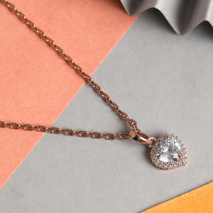 จี้สร้อยคอเงินแท้ 925 รูปหัวใจประดับเพชรเม็ดเดี่ยว CLARA สำหรับงานหมั้น - Product Image 2