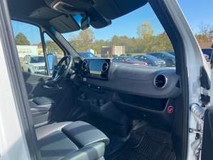 Autocaravana Clase C Sunseeker 2021 Mer c e des-Bens Sprinter 3500XD con Tracción Trasera, Motor Turbodiésel V6 de 30L - Product Image 5