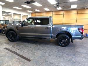 Ford F-150 XLT SuperCrew 2024, 4WD, Volante a la Izquierda, Interior Oscuro, Asientos de Tela, Llantas R19 - Product Image 2