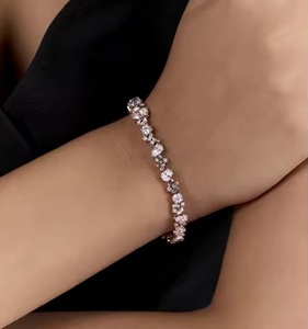 Bracelet tennis en or blanc 14 carats avec moissanite et diamants cultivés en laboratoire pour femmes à un prix abordable - Product Image 4