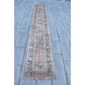 Alfombra Turca Vintage de Lana, 2x12.4 pies (62x379 cm), Azul con Diseño de Parches, Respaldo de Látex Ecológico - Product Image 1