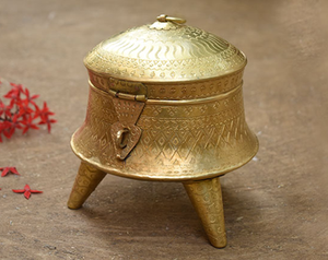 Paan Daan de latón antiguo fuertemente grabado, caja de almacenamiento de nuez de Betel redonda grande, disponible a precios de mayorista. - Product Image 3