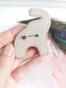 Broches con cuentas Broche de diseñador hecho a mano. Accesorios de alta calidad. Broche de diseño único. El mejor regalo para baby shower. - Product Image 3