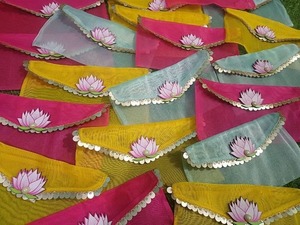 Sac cadeau assorti, sac de faveur de mariage indien, sac cadeau haldi Mehendi Sangeet, sac cadeau en organza, sac d'argent de couverture de saree, - Product Image 3