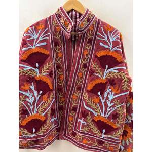 เสื้อแจ็คเก็ตกำมะหยี่ปักลายดอกกุหลาบโบราณและดอกดาวเรืองด้วยมือ ลายป๊อปปี้การ์เดนซูซานี สำหรับฤดูใบไม้ร่วง - Product Image 3