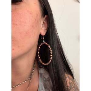 Pendientes colgantes de perlas graduadas de cobre trenzado Navajo hechos a máquina - Product Image 2