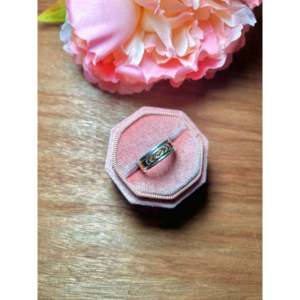 Anillo de Boda Romántico Navajo de Oro de 14k y Plata de Ley, Patrón Geométrico Etéreo, Perla, Bañado en Rodio, Platino, Hecho a Mano por Artesanos - Product Image 2