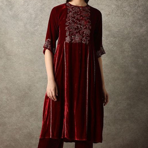 DERNIÈRE ET MAGNIFIQUE DESIGN DU TRAVAIL DE BRODERIE ZARI SUR LONG KURTA AVEC PANTALON POUR robe de soirée pour fête/mariage = 2024 - Product Image 1