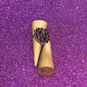 แหวนโมนาลิซ่า ทำจากทองเหลืองชุบเงินออกซิไดซ์ ประดับด้วยหินสีแดง ของขวัญสำหรับเธอ - Product Image 4