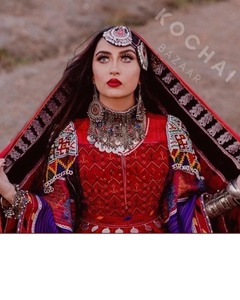 ชุดเดรสปักลายภาษาอัฟกานิสถานแบบดั้งเดิมพร้อมเครื่องประดับชนเผ่าสีเงินและผ้ากำมะหยี่สีแดงใต้ท้องฟ้ายามพระอาทิตย์ตก - Product Image 2