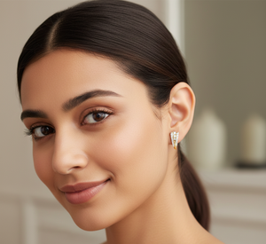 Boucles d'oreilles créoles élégantes en or torsadé avec diamants incurvés, bijoux tendance bicolores pour anniversaire - Product Image 3