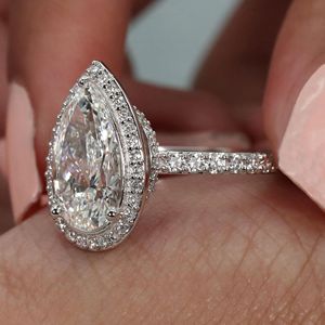 Sorpréndela con nuestro anillo de compromiso de oro blanco de 14 quilates con diamante de corte pera cultivado en laboratorio, un regalo de exquisita belleza con claridad VVS. - Product Image 2