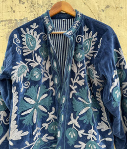 Chaqueta corta elegante para mujer Suzani Design Chaqueta de terciopelo floral bordada a mano de punto con material de relleno de algodón - Product Image 2