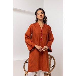 Camisa de Mujer con Estilo Modesto, Teñida en Color Óxido, con Adornos - Product Image 3