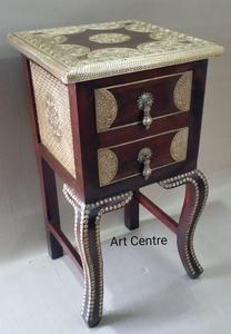 โต๊ะข้างเตียงไม้โบราณสไตล์วินเทจแบบเรียบง่าย ดีไซน์แบบอินเดียดั้งเดิม สำหรับห้องนอนหรือห้องนั่งเล่น พร้อมลิ้นชักสองชั้นสำหรับเก็บของ - Product Image 2