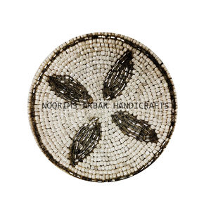 2025 élégant sous-verre en verre perlé blanc et gris avec tapis et coussin d'accent de table au design floral - Product Image 1