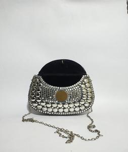 Perles en laiton élégantes et pochette en résine pour femmes pour les fêtes disponibles au meilleur prix auprès de l'exportateur indien - Product Image 4