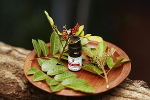 Aceite Esencial de Pimienta Rosa SAKAY, Extracto Botánico, Mezcla para el Cuidado de la Piel con Aromaterapia, para Todo Tipo de Piel, Masajes y Uso Diario - Product Image 2