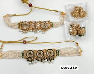 Ensemble de colliers en perles à double couche charmant avec finition dorée pour les mariages indiens, les demoiselles d'honneur et les fêtes de fiançailles - Product Image 1