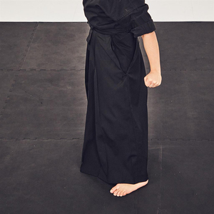 กางเกงฮากามะสำหรับการแข่งขันและฝึกซ้อมเคนโดและไอโด ผลิตจากวัสดุคุณภาพดีที่สุด พร้อมโลโก้และดีไซน์แบบกำหนดเองได้ พร้อมตัวเลือกสี - Product Image 4