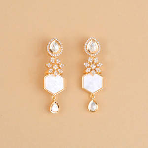 Pendientes colgantes delicados chapados en oro Kundan de diseño impecable colección impresionante con aspecto moderno - Product Image 1