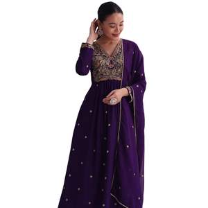 Costume Palazzo en soie violette avec Zari brodé Kurta et Dupatta Vente en gros de vêtements ethniques pour femmes Usine OEM BulkSupplierClothing - Product Image 4