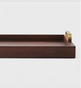 Plateau décoratif en bois rectangulaire avec poignées en laiton, design minimaliste, pièce unique artisanale - Product Image 2