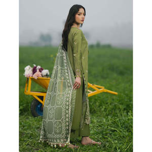 Ensemble de costume 3 pièces brodé en tissu lawn pour femme IZEL avec dupatta imprimé en mousseline et pantalon, modèle BIC-4509 - Product Image 3