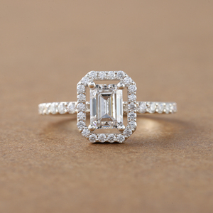 2,5 TCW Emerald Cut Lab Grown Diamond Halo & Pave Setting Anillo de compromiso de platino Anillo de regalo para mujeres - Product Image 1