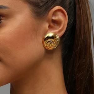 Boucles d'oreilles en acier inoxydable plaqué or de haute qualité et options d'emballage personnalisé pour les femmes disponibles à un prix abordable - Product Image 4