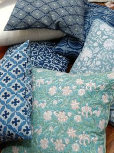 Housse de coussin 45x45cm en coton slub 100% véritable imprimé à la main motif lotus bleu ciel, fermeture éclair au dos, pour usage domestique - Product Image 5