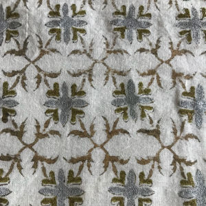 ผ้าฝ้ายพิมพ์ลายด้วยมือ สีเขียวมะกอก น้ำตาล และเทา ลายดอกไม้และเรขาคณิตบนพื้นผ้าสีธรรมชาติ - Product Image 1