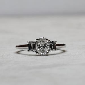 แหวนหมั้นวงรี10x8สีขาวเพชรโมอิสบาแกตหินด้านข้างสีทองสีเงินเครื่องประดับงานแต่งงานสำหรับผู้หญิง - Product Image 1