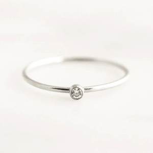 Bague de fiançailles et de mariage tendance pour femme, en argent sterling 925 plaqué or, sertie d'un moissanite rond à monture minimaliste - Product Image 2