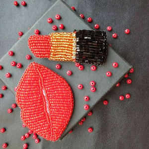 Breloques de sac à main tendance avec perles de rocaille brodées, fleurs et logo personnalisé - Product Image 1