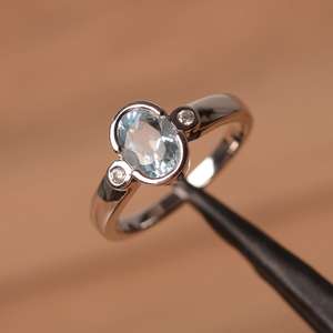 Anillo de compromiso vintage hecho a mano con baño de plata de ley 925, gema de aguamarina de corte ovalado y engaste de canal, fino. - Product Image 1