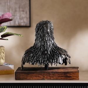 Chef-d 'œuvre artistique de sculpture en métal Pièce de déclaration élégante parfaite pour les maisons sophistiquées et les bureaux élégants - Product Image 6