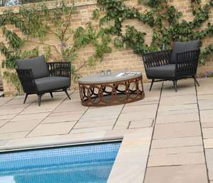 Table ronde d'extérieur Kiara en bois de teck massif avec une finition marron brillant. - Product Image 3