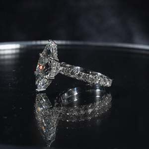 Bague en diamant cultivé en laboratoire de 2,01 carats, certifiée IGI, coupe pavé classique et marquise, bijoux élégants et intemporels - Product Image 3