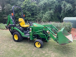 Tractor John y Deeere 1025R con cargador frontal y retroexcavadora - Product Image 3