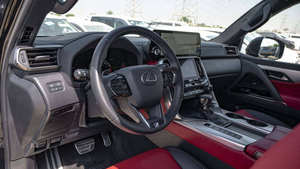 Lexus LX600 F Sport 2024-2025 d'occasion, conduite à gauche, transmission intégrale, intérieur cuir foncé, toit ouvrant panoramique, automatique, 4.5L atmosphérique - Product Image 4