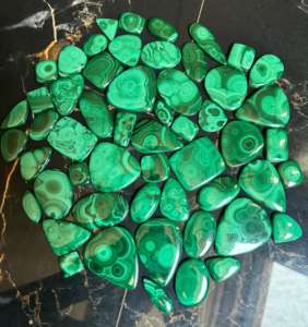 Haute qualité 500 grammes Lot de cabochon de malachite naturelle incroyable pierre précieuse verte en vrac pour la fabrication de bijoux en gros - Product Image 6