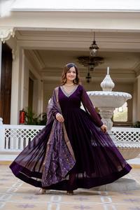 ชุดเดรสปักลูกปัดลายดอกไม้บานแฟนซีสำหรับดีไซน์เนอร์และผู้ผลิตและผู้จัดจำหน่ายจาก surat - Product Image 4