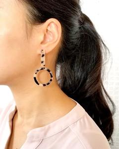 Pendientes de resina artesanal Piezas de alta calidad para el creador de tendencias Moderno Pendientes de color de resina con estilo El accesorio perfecto - Product Image 5