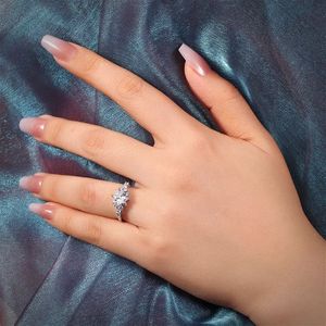 Bague de fiançailles en moissanite taille princesse, design floral avec pierres latérales en forme de feuille, argent sterling 925 plaqué or, personnalisable pour les fêtes - Product Image 5