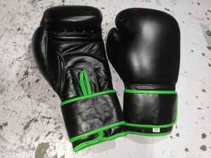 Gants d'entraînement professionnels noirs et dorés en cuir synthétique rembourrés pour la boxe et les entraînements de fitness - Product Image 6