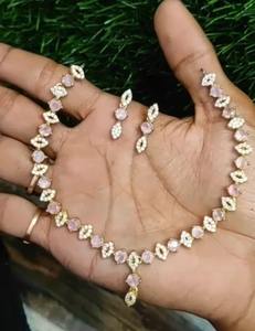 Conjunto de Collar y Aretes de Alta Calidad en Color Marfil Brillante para Vestidos de Noche y Eventos Formales a Buen Precio - Product Image 3