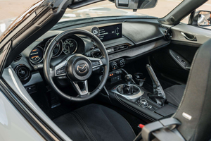 Mazda MX-5 Miata Club 2024 en perfectas condiciones, transmisión manual de 6 velocidades, color Aero Gray - Product Image 3