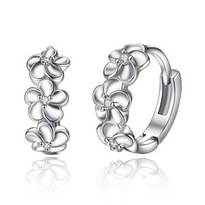 Orecchini a cerchio Huggie Hoop in vero cristallo con design floreale da donna - Product Image 1