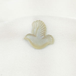 Perles de pierres précieuses sculptées d'oiseau volant de pierre de lune grise, fournisseur en gros de perles de pierre précieuse de sculpture de pierre de lune naturelle pour la fabrication de bijoux - Product Image 1